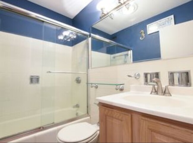 Building Photo - 3900 N Lake Shore Dr