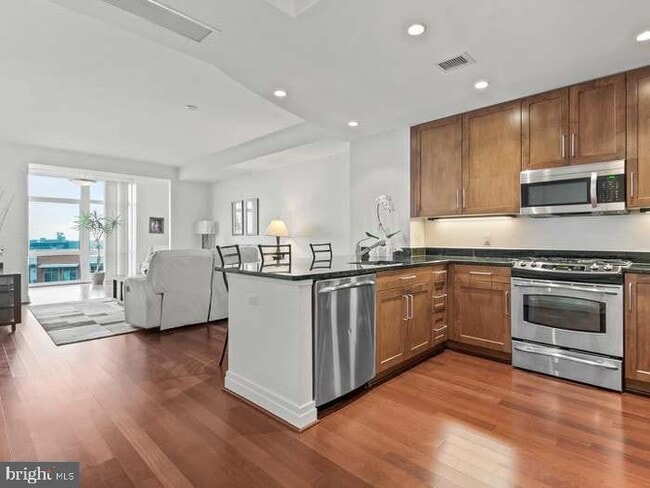 Building Photo - 8220 Crestwood Heights Dr