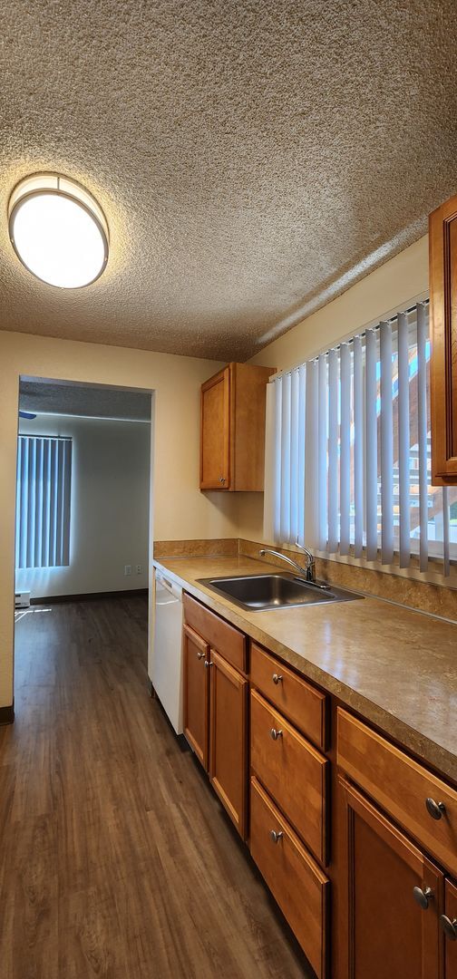 Building Photo - Welcome home to Sunset Villa in charming Canby! Offering 1 Month Free! Brand New Washer & Dryer!