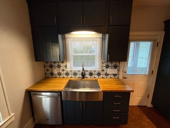 Building Photo - 1615 D St NE