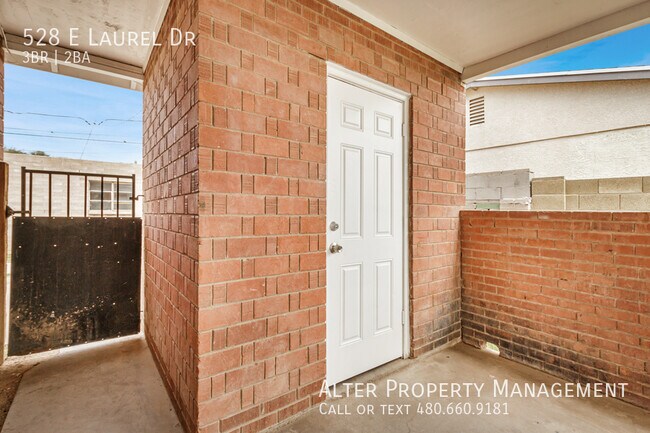 Building Photo - 528 E Laurel Dr
