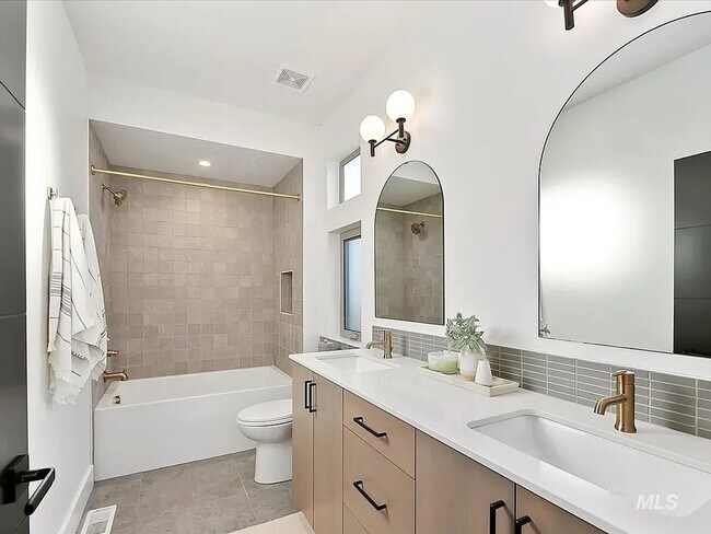 Building Photo - Custome build in Movado Estates