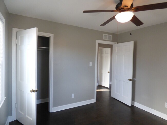 Building Photo - 206 Broadview Dr