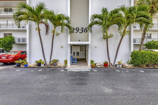 Building Photo - 2936 Lake Shore Dr