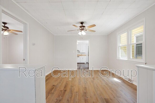 Building Photo - 305 Cable St