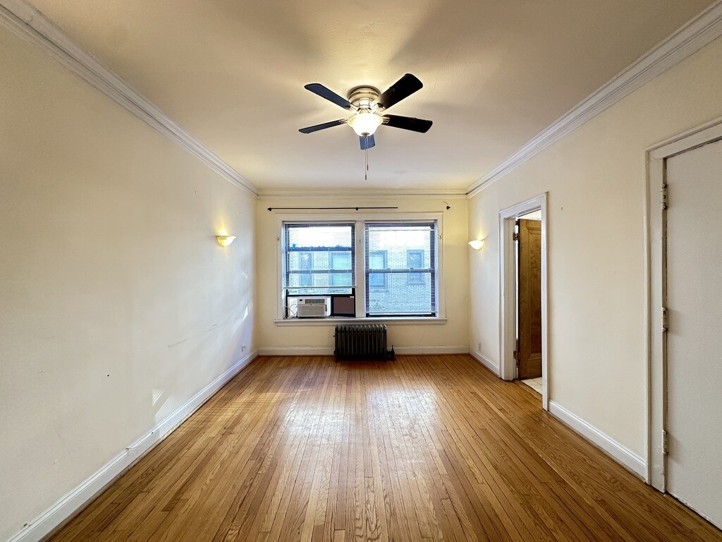 Building Photo - 526A W Surf St