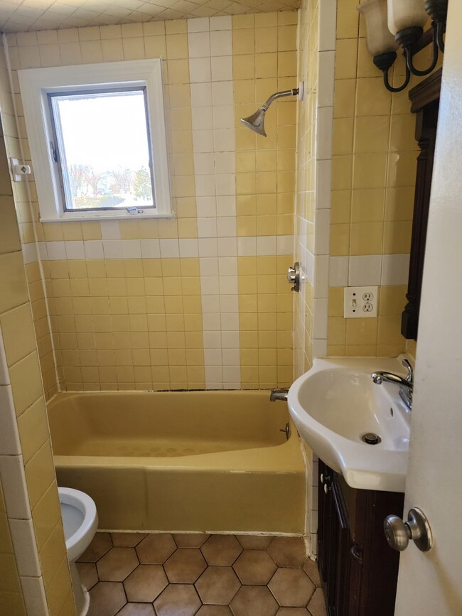 Bathroom - 360 E Haverhill St