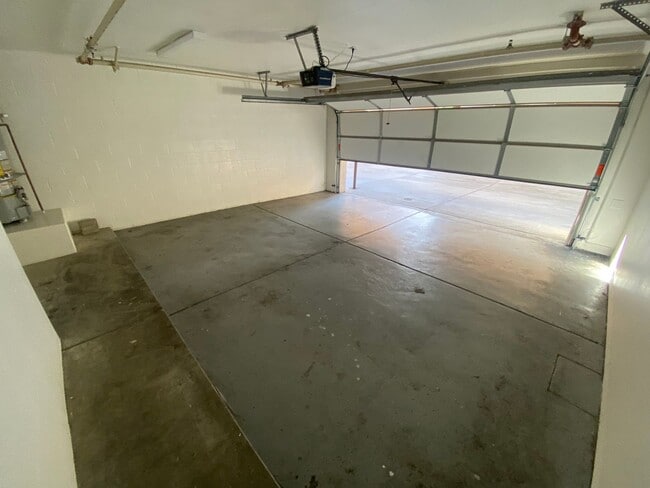 Building Photo - Spacious 4 Bed, 3 Bath Townhouse in Torrance $3,850