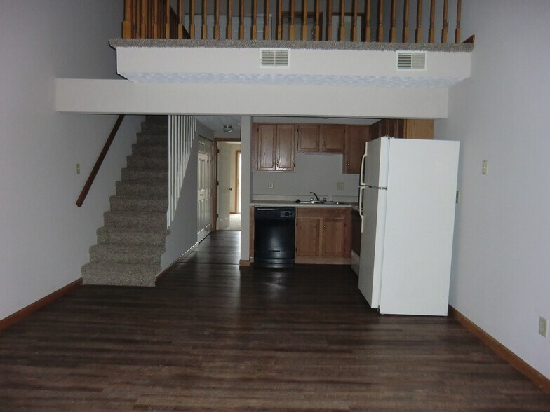 Building Photo - 704 Village Dr