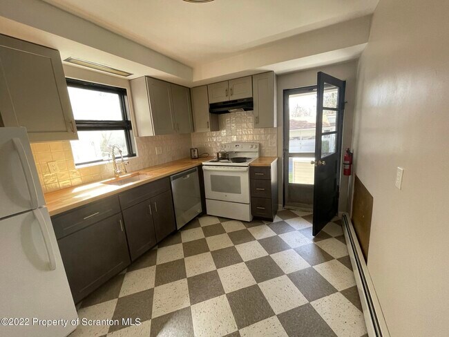 Building Photo - 303 E Drinker St