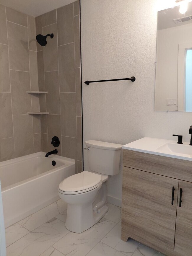 Building Photo - 3/2/2 Newly remodeled home with new appliances, flooring and much more!