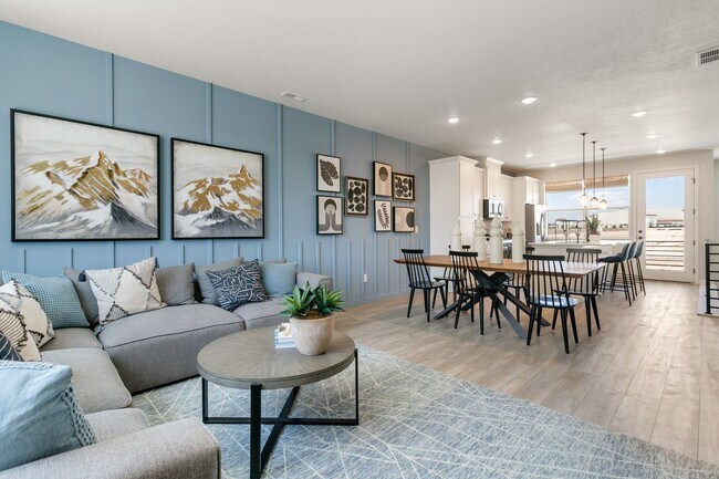 Building Photo - Newer 4 bed Townhome at The Commons at Vic...