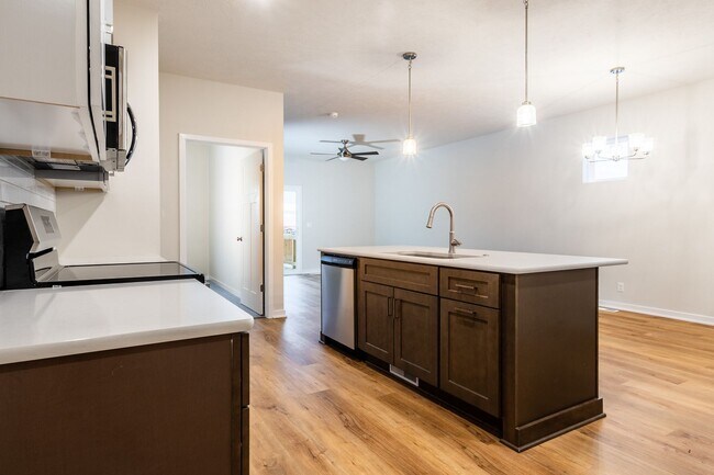 Building Photo - Beautifully Built 4 Bed Duplex!