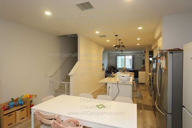 Building Photo - 535 S Motif St