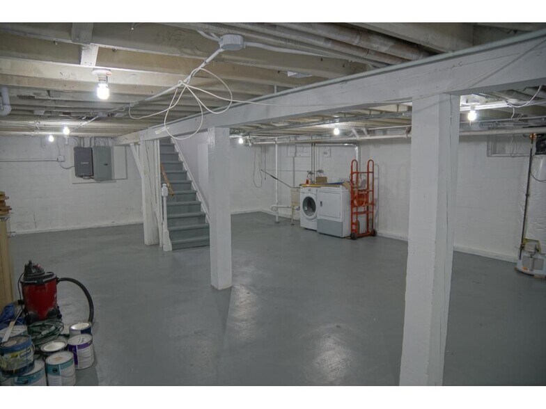 Building Photo - 2095 Wellesley Ave