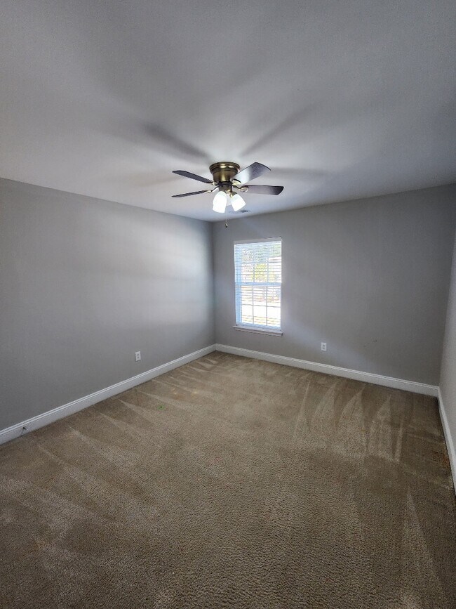 Building Photo - 422 Moss Pond Rd