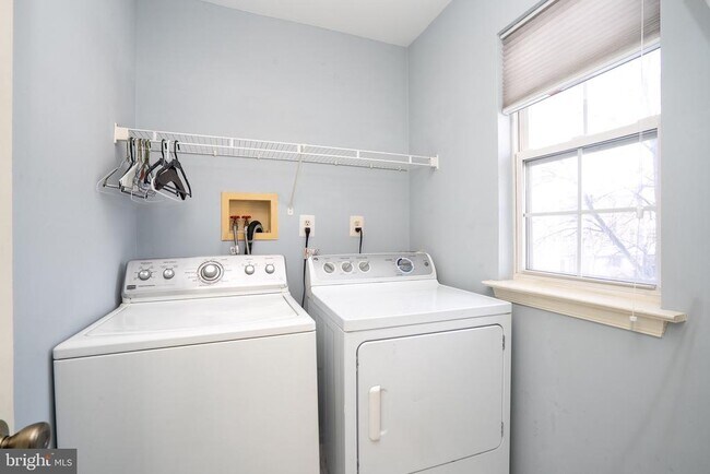 Building Photo - 128 S Barrow Pl