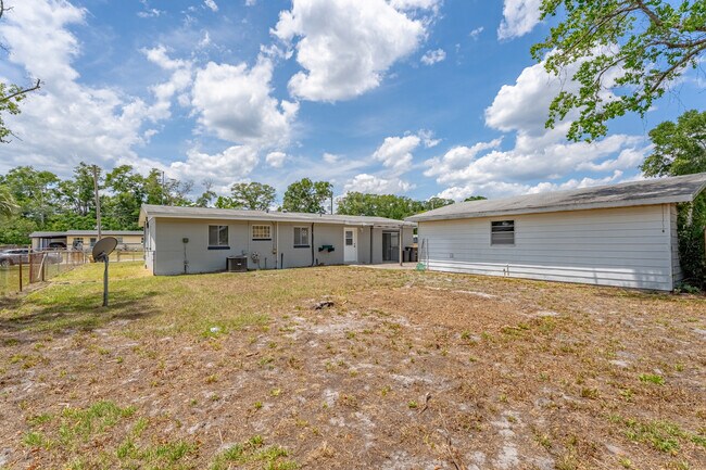 Building Photo - 2505 Lourdes Dr W