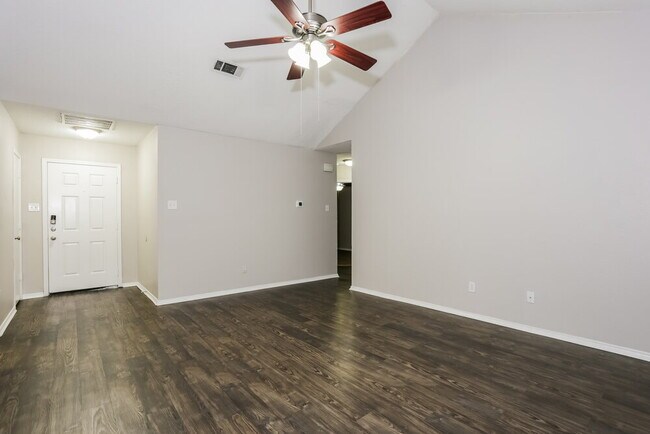 Building Photo - 704 Stonebrooke Dr