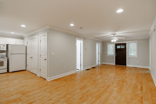 Building Photo - Cottage One-story Condo - Lease through July