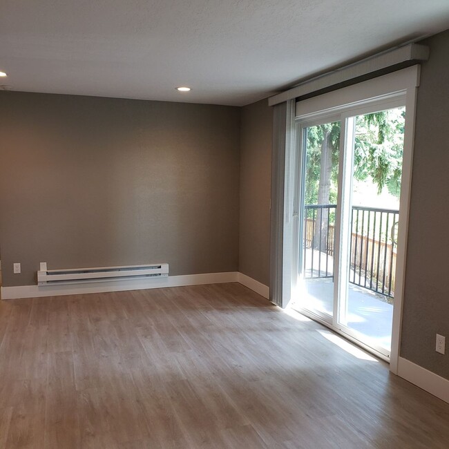 Building Photo - Spacious 2BR 1BA Recently Renovated Condo ...