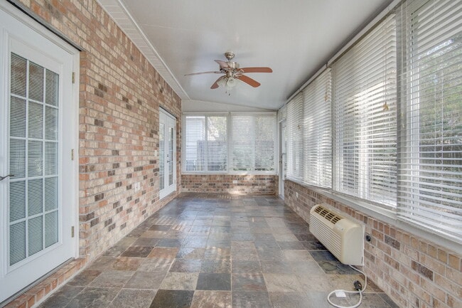 Building Photo - Spacious 3BR with Sunroom & Eat-In Kitchen – Holsberry Estates-Military Special: ½ OFF Security D...