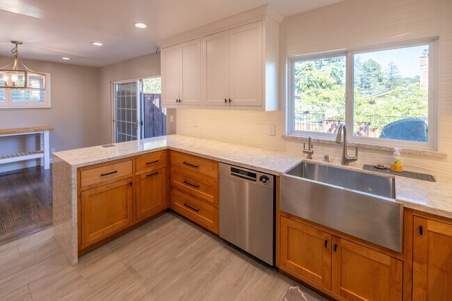 Building Photo - Amazing 4 bedroom home in one of Castro Valley's most desirable neighborhoods.  Owned solar!
