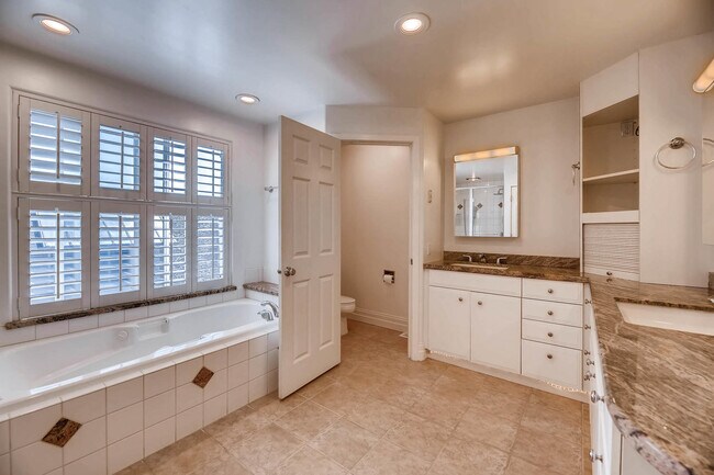 Building Photo - Queen Anne Home