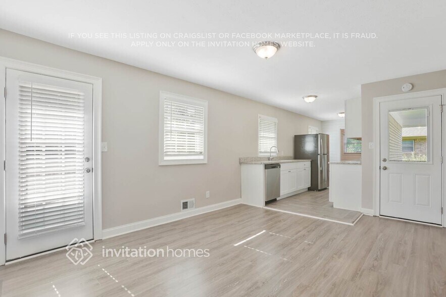 Building Photo - 3899 Summit Dr