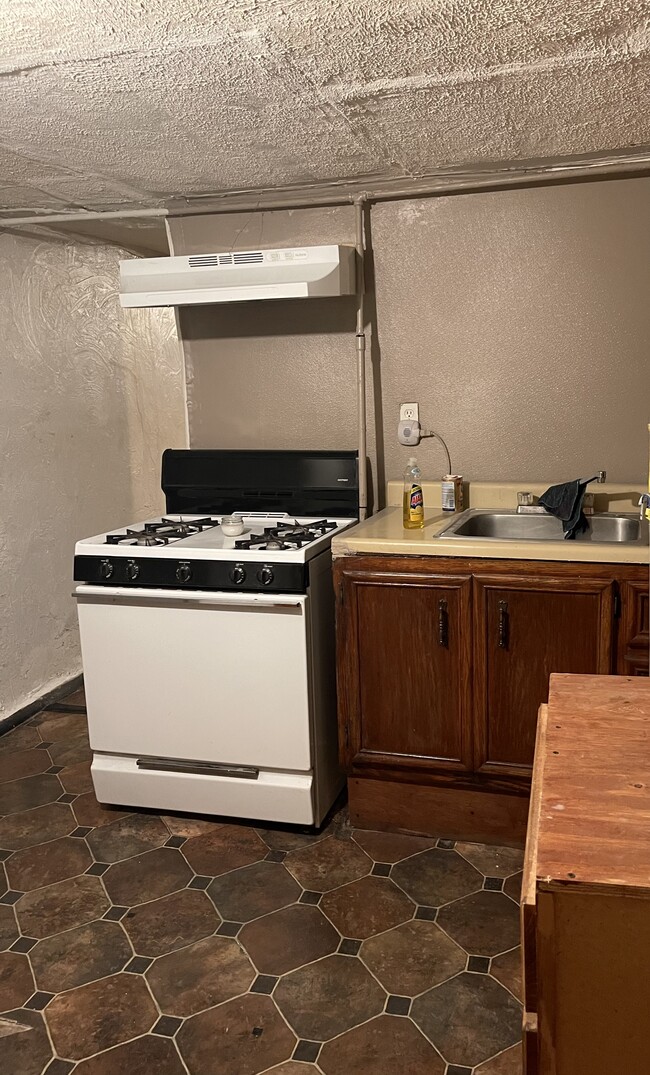 Kitchen - 139 S Whipple St