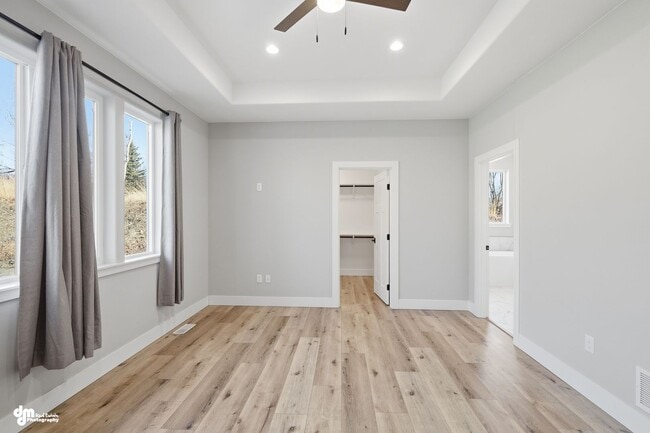 Building Photo - 4 Bedroom | 2.5 Bathroom | 2 Car Garage - Convenient Location!
