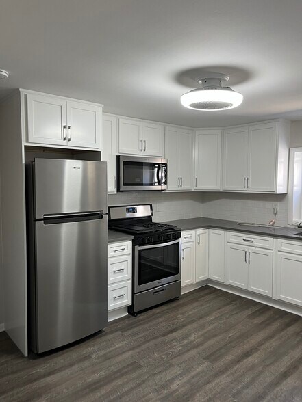 Building Photo - 386 Main St