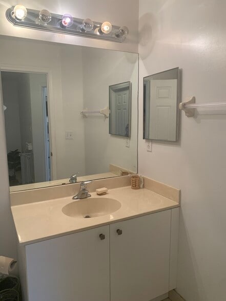 Building Photo - 6331 Landings Ter