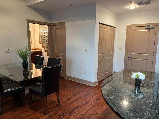 Building Photo - 600 Albert St