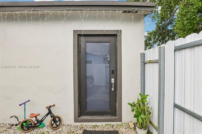 Building Photo - 1421 N 68th Terrace