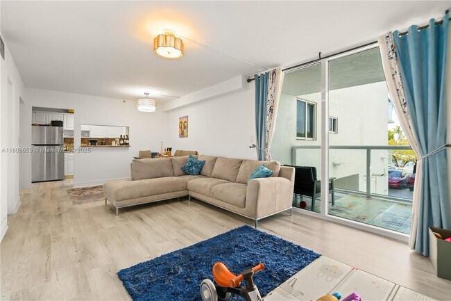 Building Photo - 2457 Collins Ave