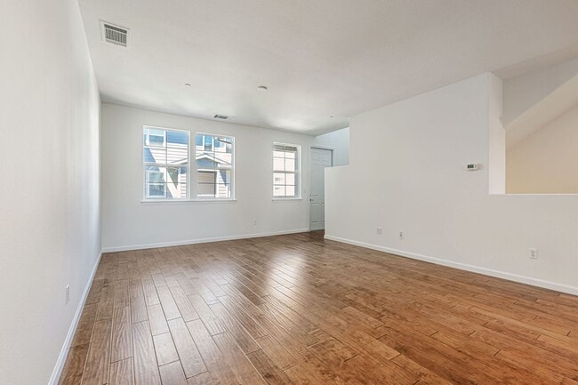 Building Photo - 1,331 sq ft with 2 on-suite bedrooms and o...
