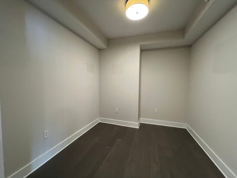 Den - 4960 Fairmont Ave
