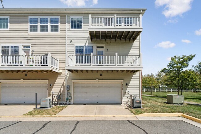 Building Photo - This beautifully maintained end-unit brick...