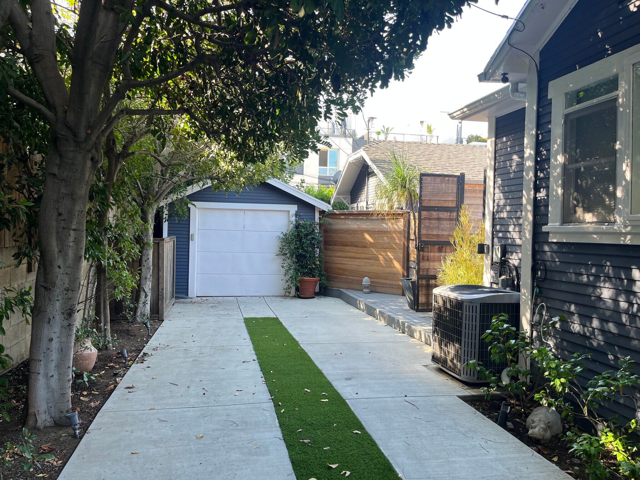 Building Photo - 7024 De Longpre Ave