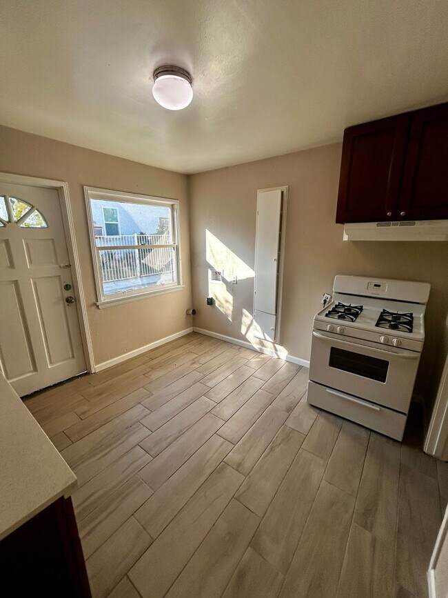 Building Photo - Everest Ave (3925)