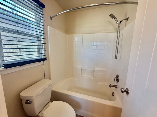 Building Photo - Hollister-Beautifully Updated 4BD/3BA Home with Garden Backyard in Prime Hollister Location