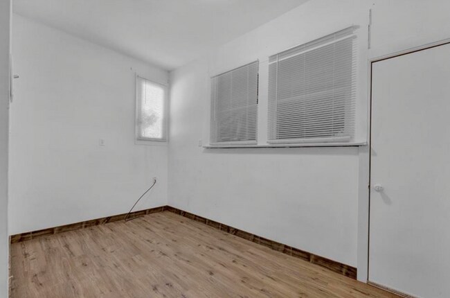 Building Photo - 500 22nd St E