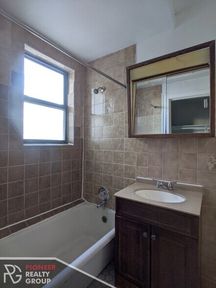 Building Photo - 739 W Belmont Ave