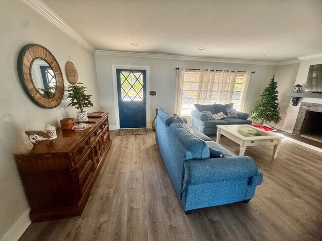 Building Photo - 734 Memorial Dr