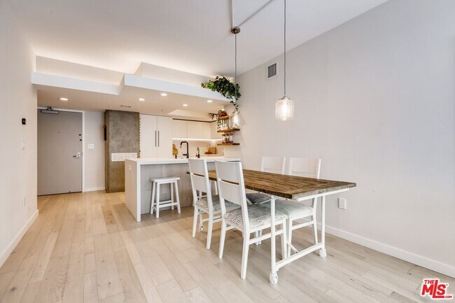 Building Photo - 13700 Marina Pointe Dr