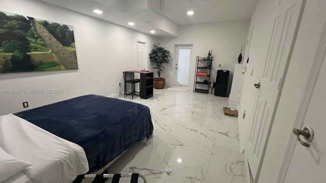 Building Photo - 10042 SW 161st Ave