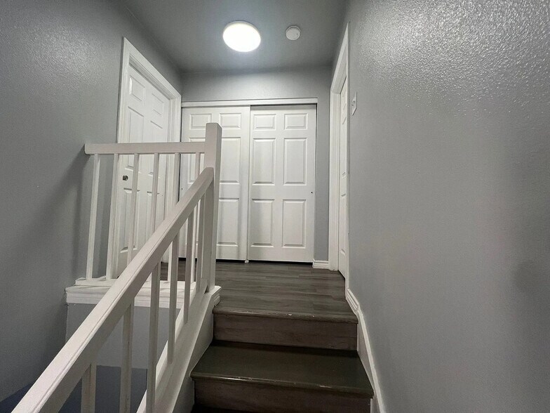 Building Photo - Room in Townhome on Magnolia Blossom St