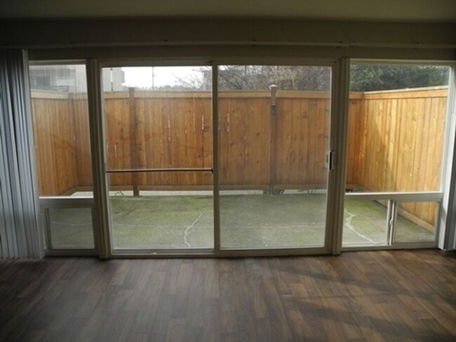 Building Photo - Large spacious one bedroom with private patio