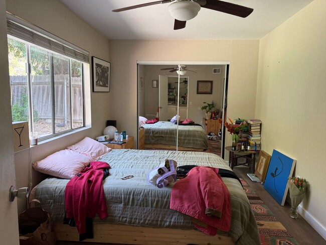 Building Photo - 5 bed 2 bath on New Mills!